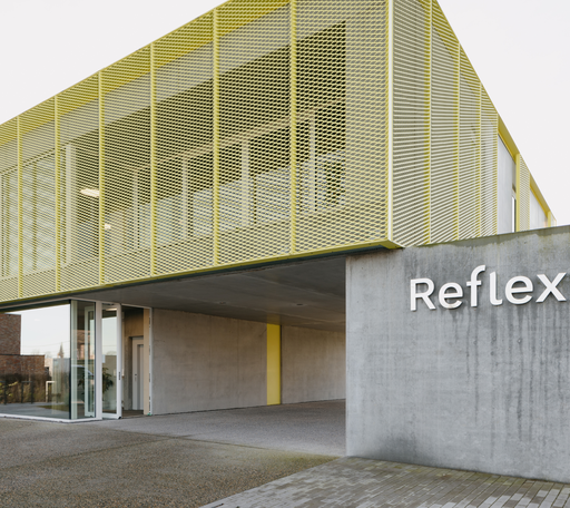 Moderne villa voor kine praktijk door BowBow